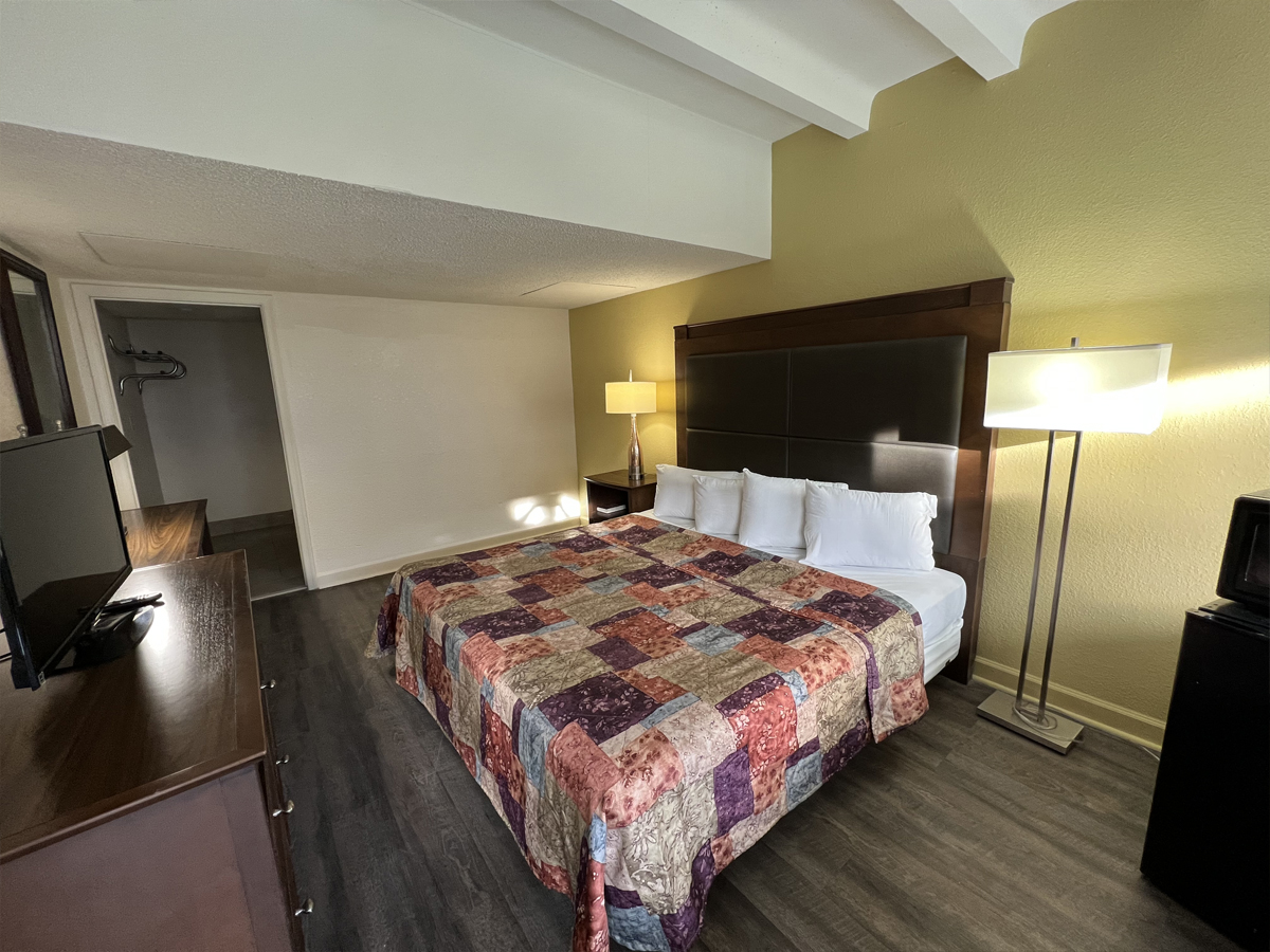 Delux Room 1 Queen Bed Smoking